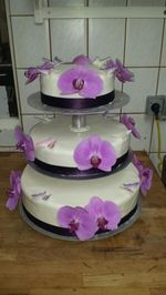 3stoeckige-torte-auf-gestell-mit-echten-lila-orchideen.jpg