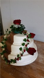 weisse-torte-mit-blumenranken.jpg